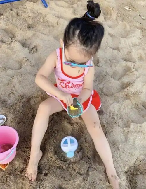 伊能静晒小米粒近照,肌肤白皙打扮似小公主惹人爱