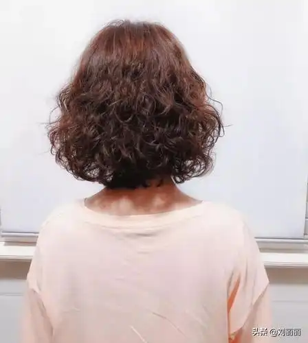 今年秋冬发型别乱剪,18款洋气烫发送给你,无论胖瘦都适合