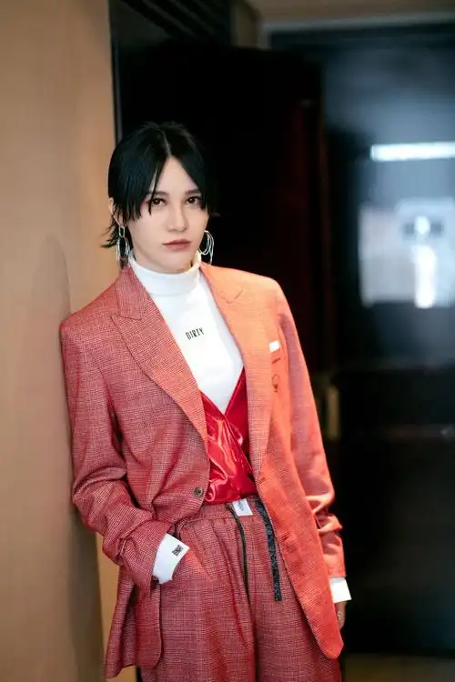 尚雯婕再次引领时尚潮流,化身时尚先锋!