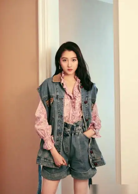 关晓彤三登红秀穿碎花西装魔鬼镜头坐体重过百别尝试