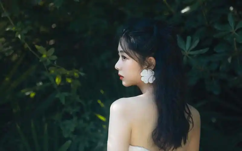 谭松韵蕾丝白裙唯美写真桌面壁纸