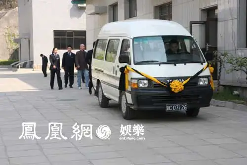 沙僧扮演者闫怀礼10点举行追悼会 灵车到达八宝山