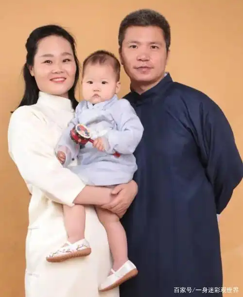 捧着一束消毒水味的玫瑰花,杨娜仿佛闻到了丈夫身上的味道.