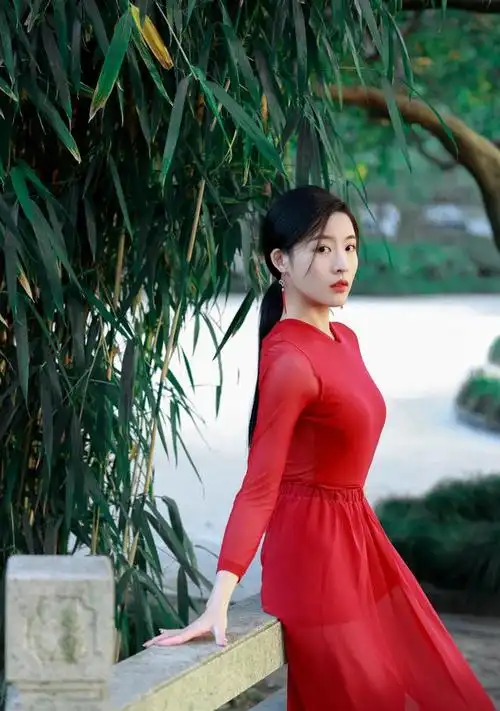 青春女星孙芮分享红色透视高衩长裙写真展现苗条好身材