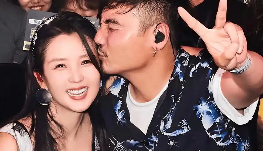 有种差距叫何洁释小龙分手13年一个身价过亿一个捉襟见肘