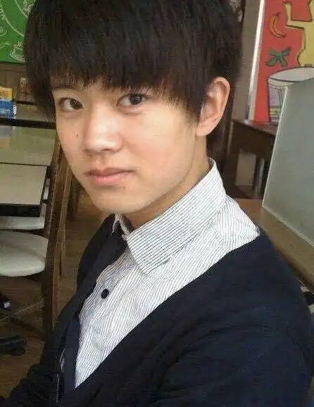 朱一龙和任嘉伦出道前后的照片比网友居然以前这么非主流