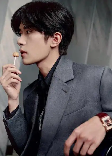 易烊千玺六一营业,长大了也是成熟的小孩啊