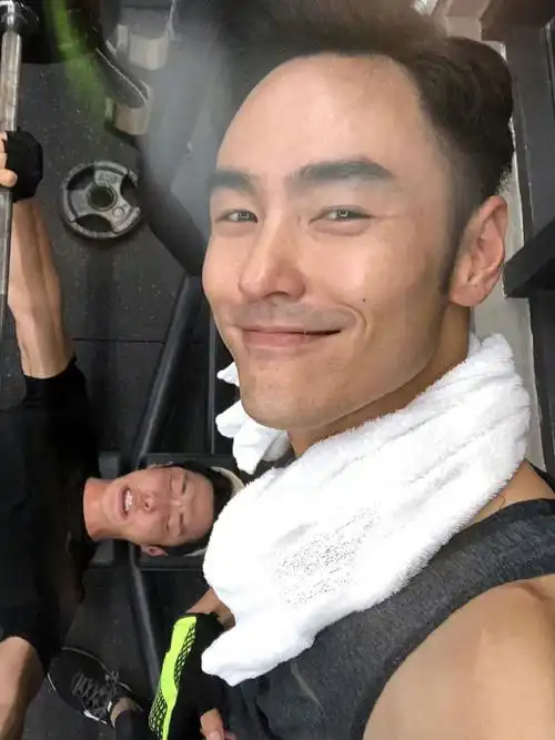 阮经天的脸好紧