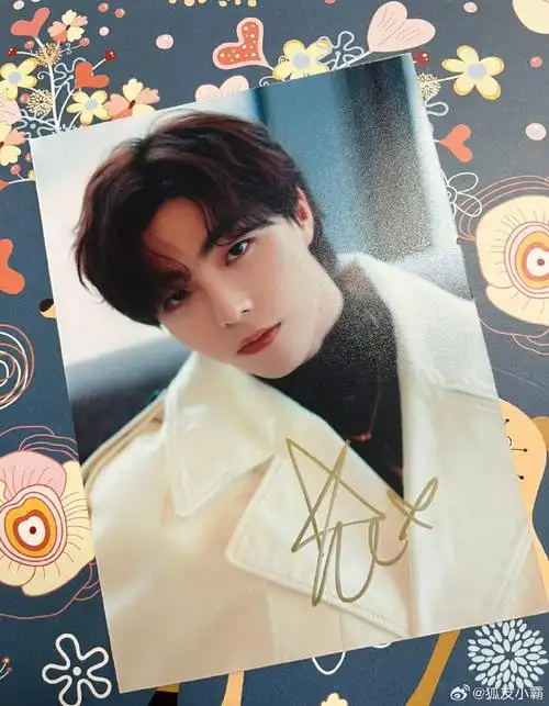 陈立农超话叮叮～本周#小霸宠粉日#小霸带着@陈立农的签名照来噜参与