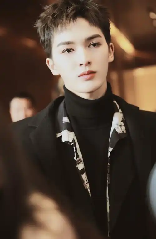 朱正廷黑色西装霸气外露图片