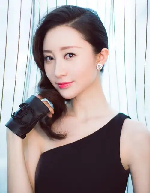 id="sutdqfzqj6wc">2 /sup>,祖籍重庆,自幼在北京长大,中国内地女演员