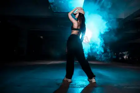 爵士舞舞蹈白天爵士舞美女地下停车场转身摄影图配图