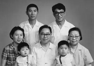 这是一个酷爱自拍的奇男子