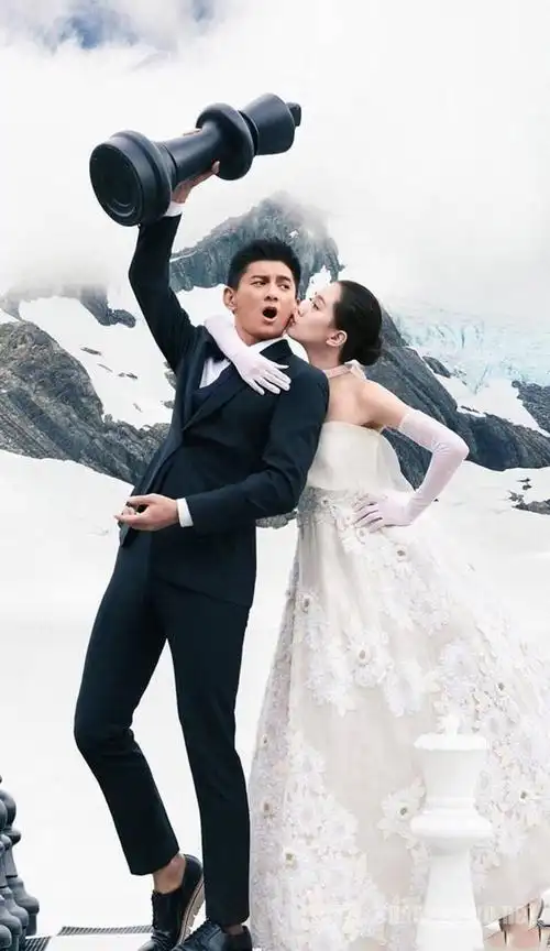 刘诗诗结婚照头戴凤冠身披霞帔,若曦式的端庄优雅的气质征服了我