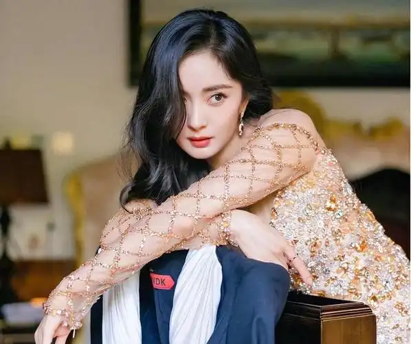 杨幂担任北电考试老师学生夸她脸小腿超细小动作暴露了细节