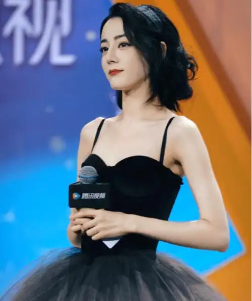 迪丽热巴生图曝光,短发加礼服,比脸更绝的是身材!网友:没对手