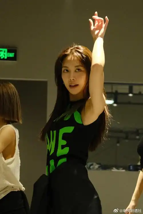 王霏霏要表演恐龙抗狼吗