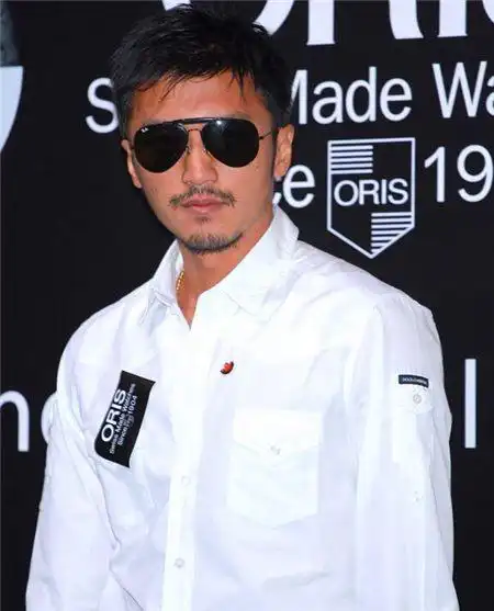 无论任何活动,谢霆锋出席从来都是墨镜不离身,原来是因为这个