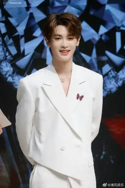 黄明昊线下活动生图#黄明昊今日线下活动路透,一身白色西装造型墒士
