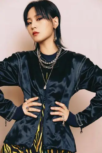 周笔畅身着炫彩条纹长裙外搭黑色廓形外套,又酷又美的笔笔