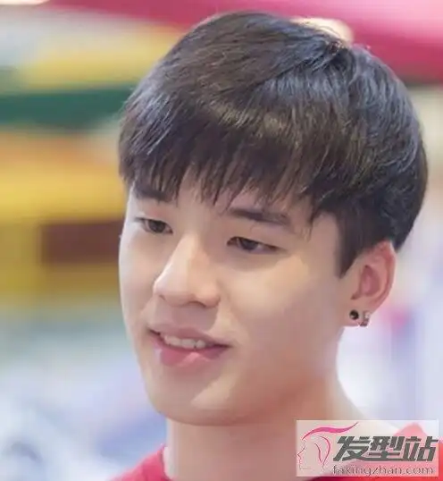 男生短发离子烫发型干练利落尽显个性魅力