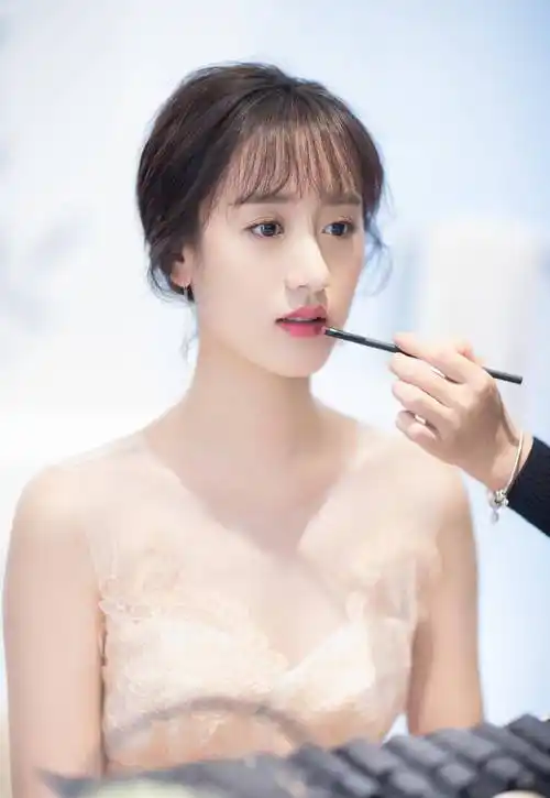 袁冰妍,她是《老九门》中的丫头,有一种淡雅的气质,非常迷人_琉璃