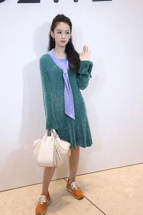 周也气场不够强大,穿时髦裙装搭运动鞋,小孩子心性