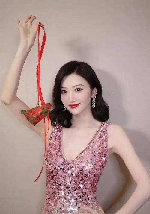 女星景甜分享粉色珠片低身材长裙写真,经历风波,依然甜美_照片_工作