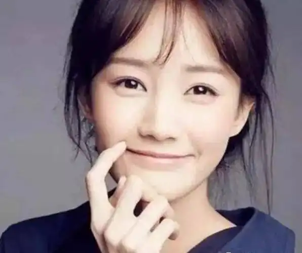 笑起来俏皮搞笑,可以说是非常可爱的月亮眼睛了.