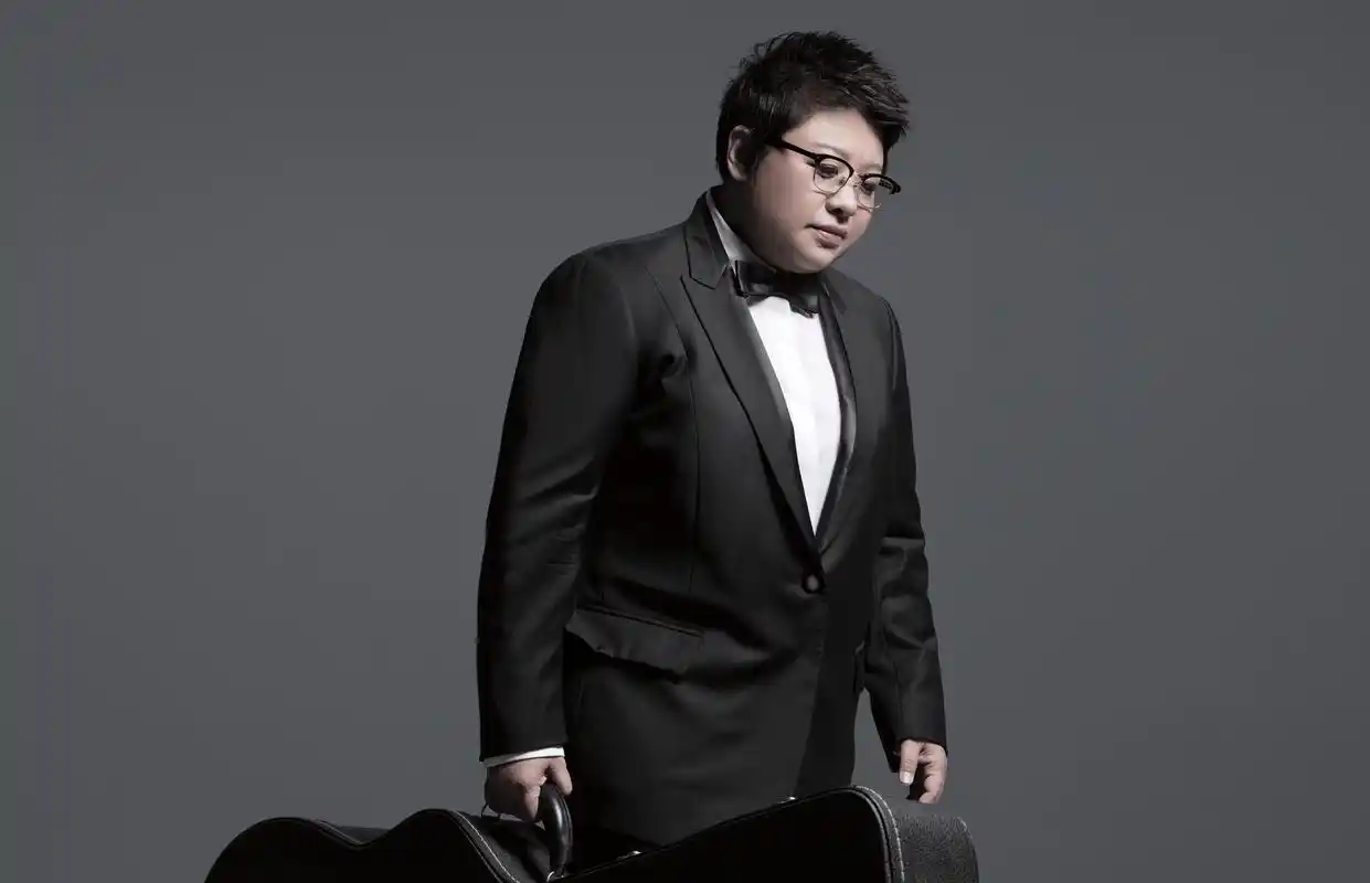 打开凤凰新闻,查看更多高清图片韩红其实也是一个争议性较大歌手,然而