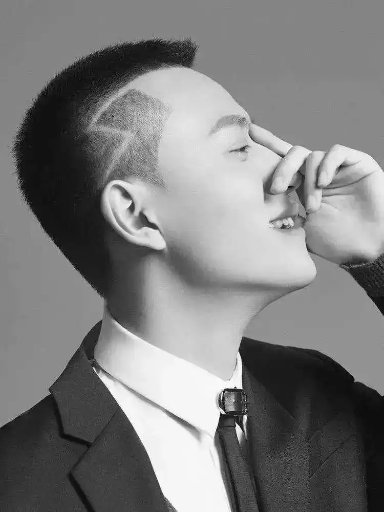 男生发型所以小编建议你选择寸头让你man爆