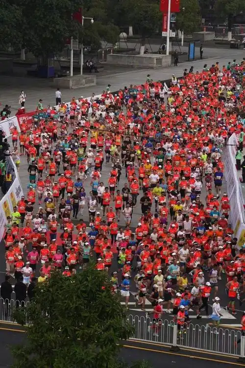 今晨2023广州马拉松鸣枪开跑