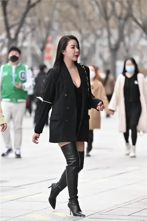 春季是过膝靴的主场,喜欢长靴的美女,可以挑选一些特别的款式