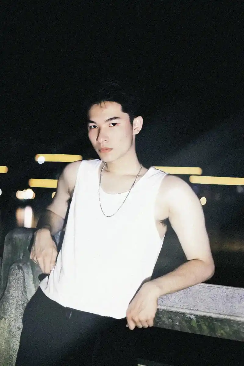 一个人的时候你心里想着谁?#摄影 #男生写真 #01 # - 抖音