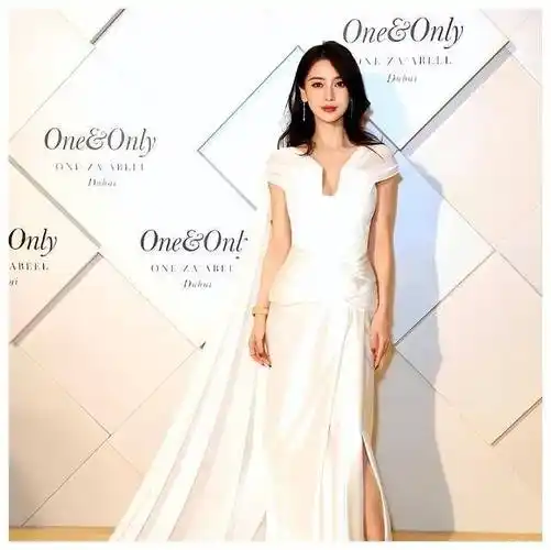 angelababy身穿一件白色高定晚礼服,这是某知名品牌最新发布的系列,她