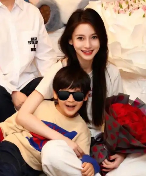 杨颖高调晒全家福庆生7岁小海绵正脸照首曝光像极了黄晓明