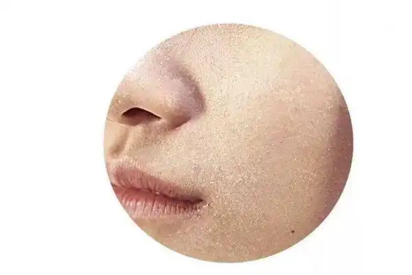 堆积在皮肤之上,反而会对皮肤造成适得其反的效果,因为代谢掉的角质