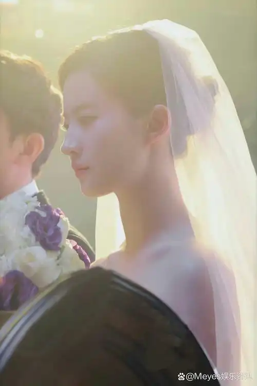 我发现刘亦菲很适合结婚,拍婚纱照美极了,谁娶了刘亦菲,结婚那天可以