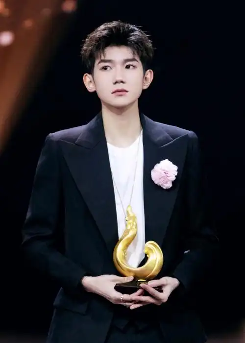 王源2019微博之夜帅气图片