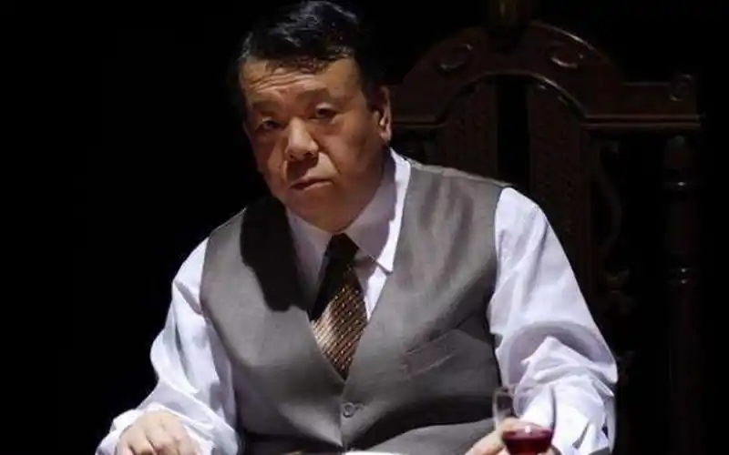 《家有儿女》胡一统近照曝光,国家一级演员马书良,蹲坐街边苍老难认