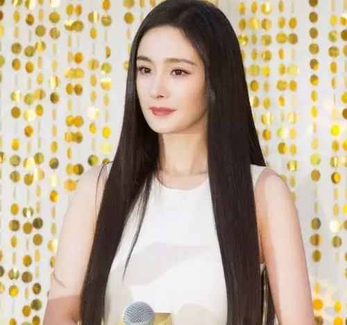 杨幂黑长直造型亮相活动,现场生图被曝光,这真是34岁的模样吗_手机