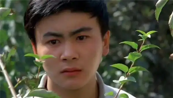 洪剑涛与沙溢,沈腾一样,也是毕业于解放军艺术学院.