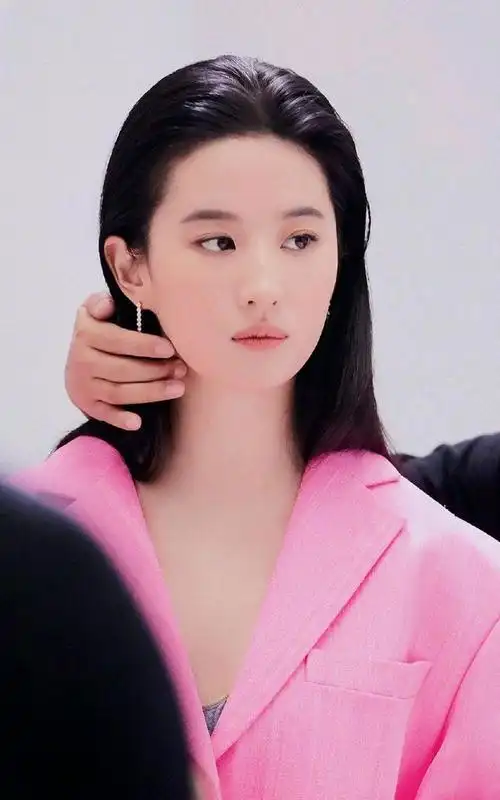 刘亦菲vogue四月刊封面拍摄花絮,看图片刘亦菲好从容温柔啊!