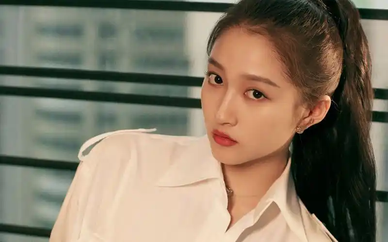 关晓彤纯白甜美写真桌面壁纸