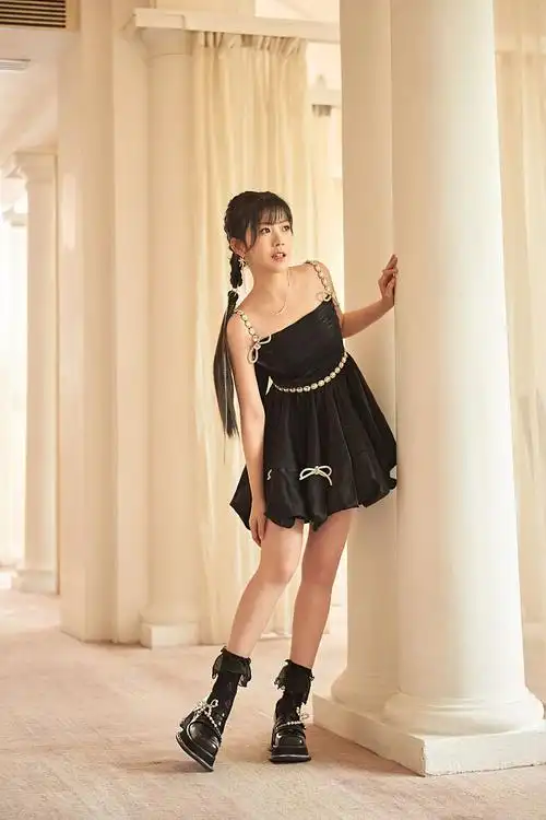 赖美云钻石吊带小黑裙妩媚轻熟 精致耳饰修饰脸庞楚楚动人__财经头条