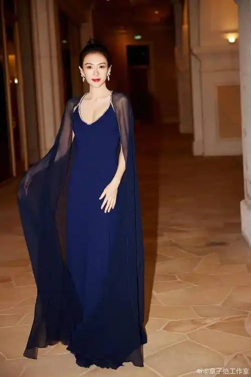 章子怡出席活动难掩贵气,曲线成熟,身材吸睛
