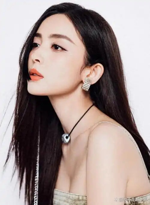 黑长直造型!古力娜扎持续美貌输出