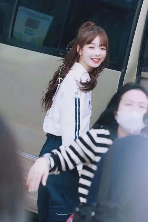 白鹿,徐梦洁,李子璇,张紫宁…学院风造型青春洋溢,元气甜美