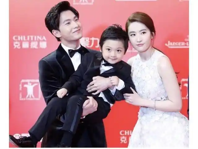 西服,满脸露出洋溢的笑容,估计是开心坏了~网友甚至调侃:好美的全家福