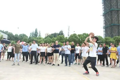 姿势要帅投篮要准